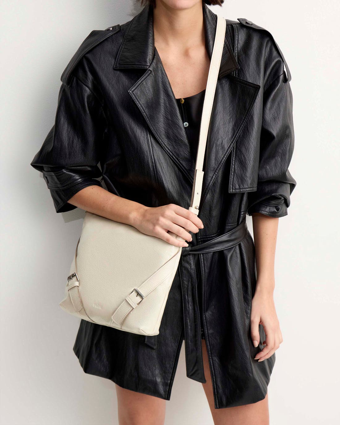 Bandolera de bolsillo en piel charol arrugada