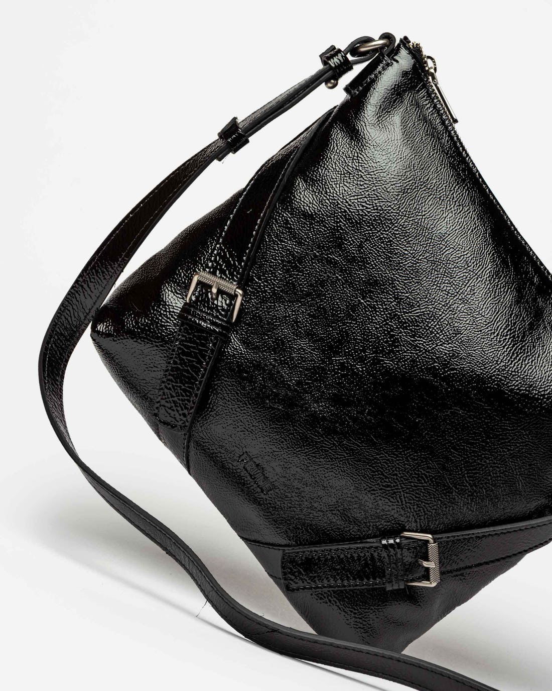 Bandolera de bolsillo en piel charol arrugada