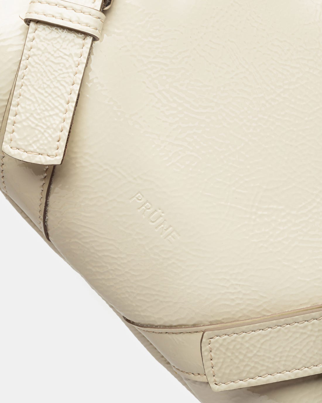 Bandolera de bolsillo en piel charol arrugada