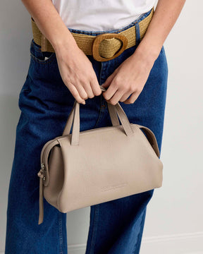 Bolso de mano estilo resort en piel granulada