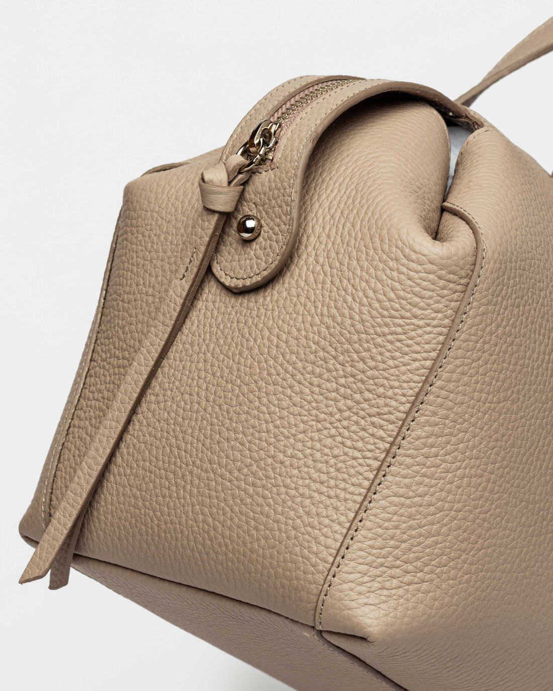 Bolso de mano estilo resort en piel granulada