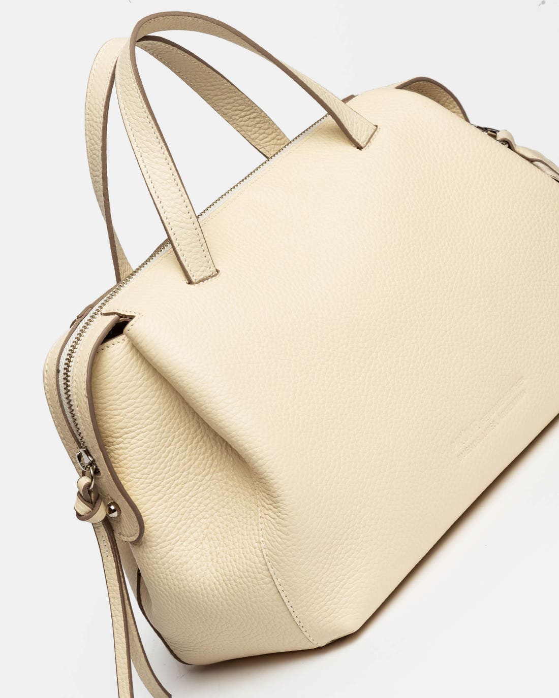 Bolso de mano estilo resort en piel granulada