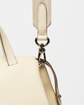 Bolso de mano estilo resort en piel granulada