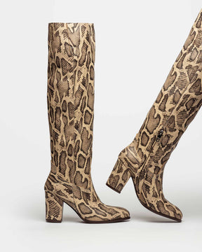 Botines Onassis de caña alta en piel de pitón