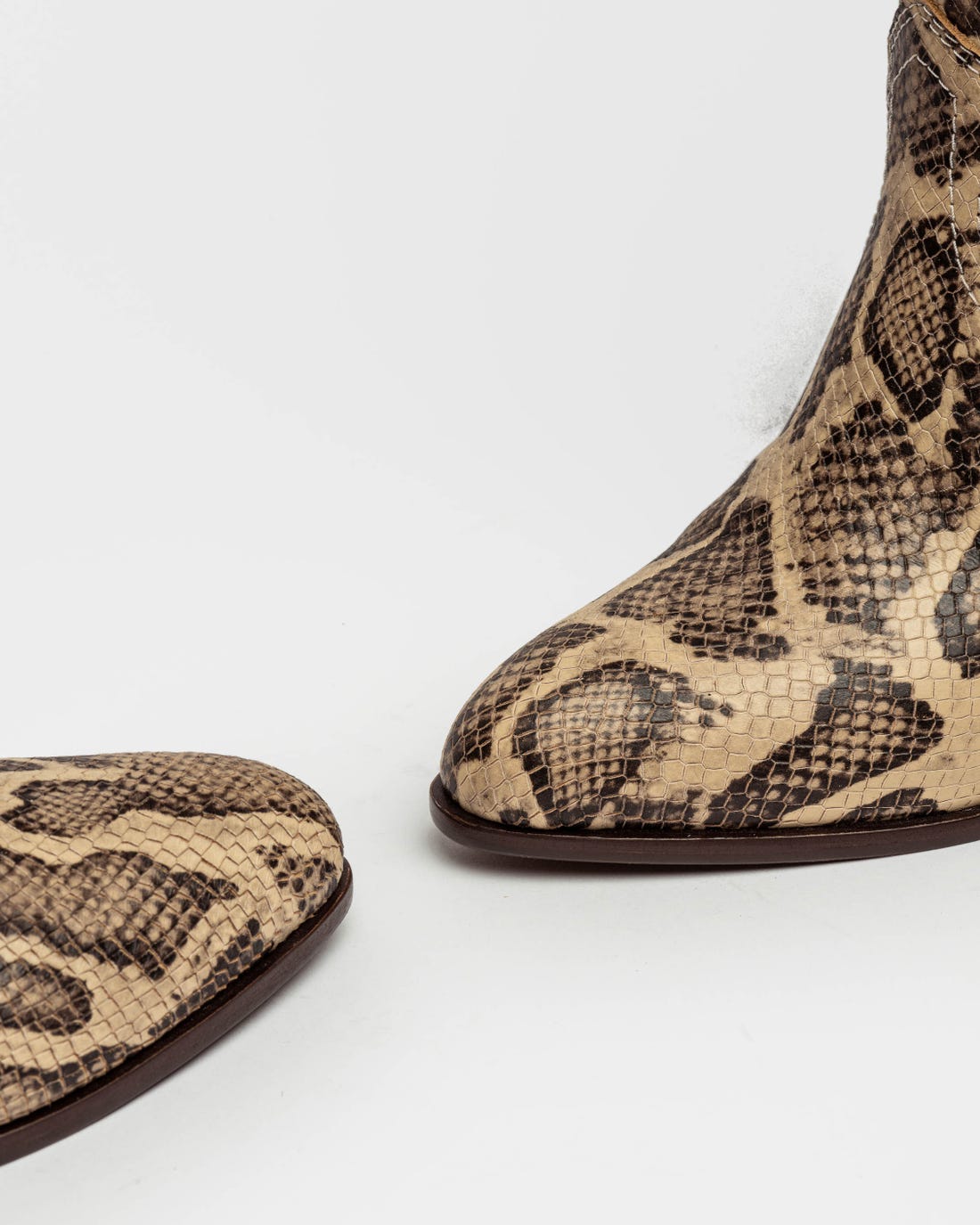 Botines Onassis de caña alta en piel de pitón