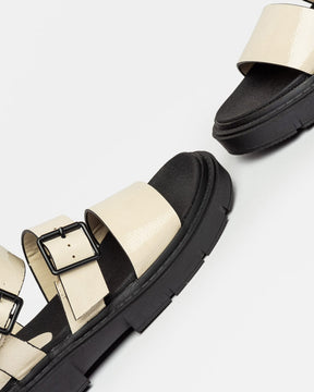 Sandalia Nina de caña media en efecto piel