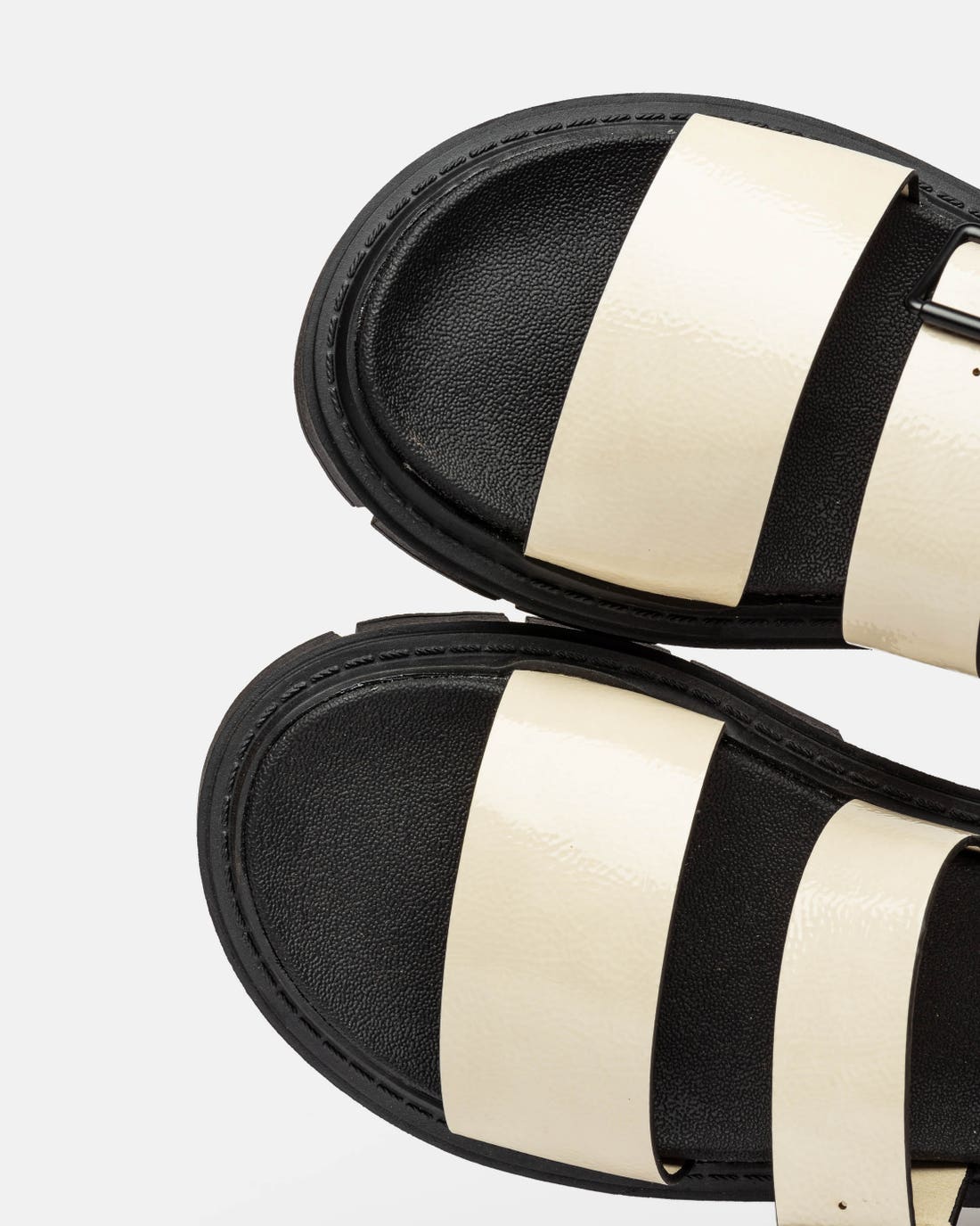 Sandalia Nina de caña media en efecto piel