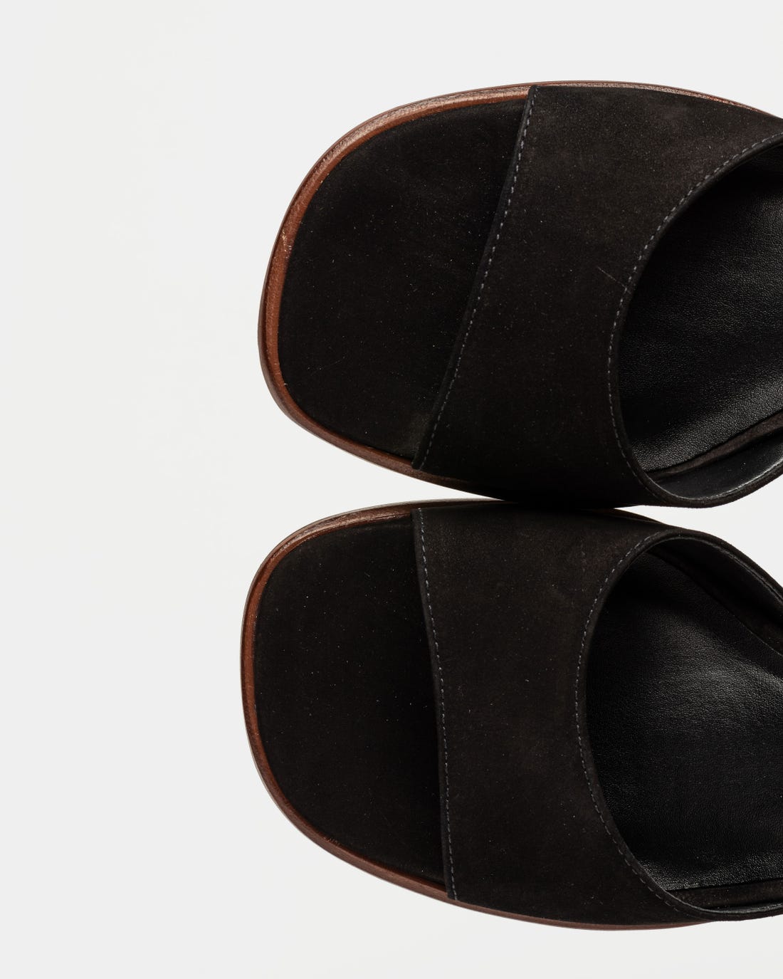 Sandalia Julie de caña media en piel nobuk