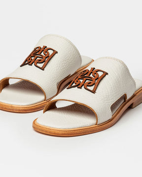 Monograma plano en piel granulada